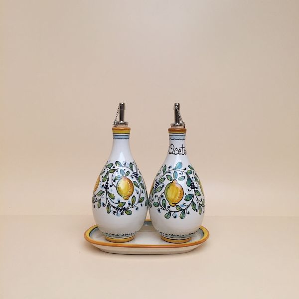 Set of 2 rounded oil and vinegar bottles, cm.19h with tray- design: Limoncini